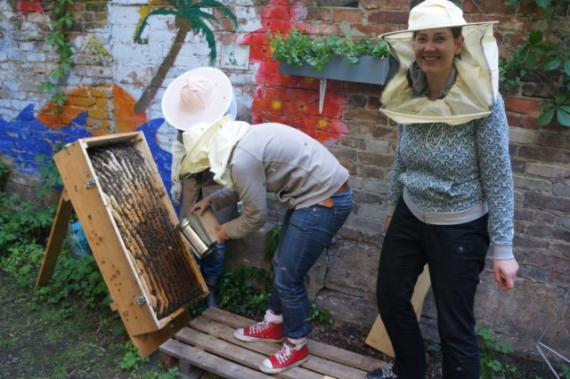 Sandra mit Schleier vor der Bienenkiste