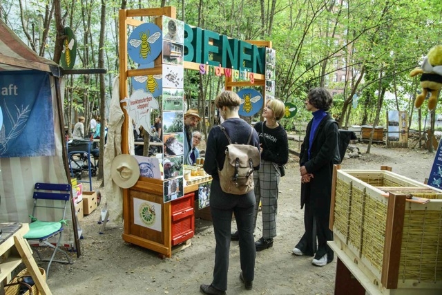 Unser BIENEN-Info-Stand auf dem Stadhonigfest in den Prinzessinnengärten Berlin Kreuzberg