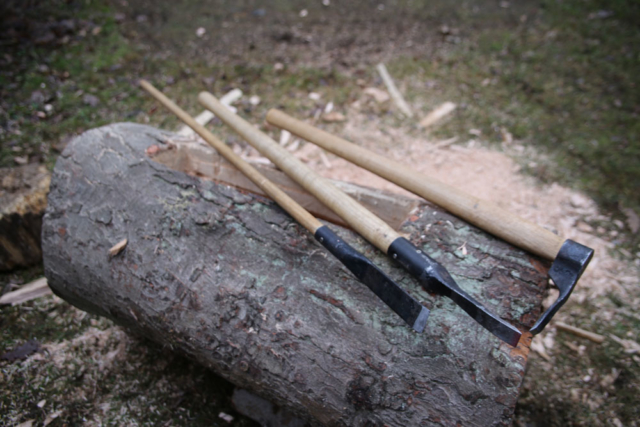 Die geschmiedeten Werkzeuge für die Aushöhlung des Baumstammes
